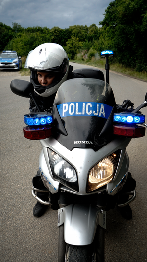 policjantka na motocyklu
