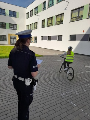 policjantka podczas egzaminowania