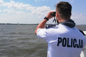 policjant podczas obserwacji akwenu wodnego
