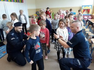 policjanci zapoznają dzieci z wyposażeniem policyjnym