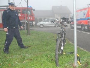 Policjant dokonuje oględzin roweru