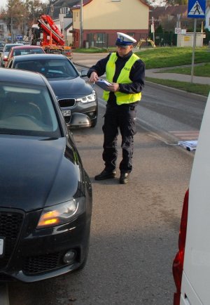 policjant sporządzający oględziny pojazdu