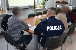 Policjant podczas ćwiczeń sztabowych