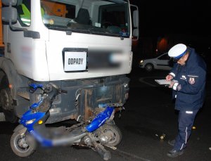 policjant podczas sporządzania oględzin