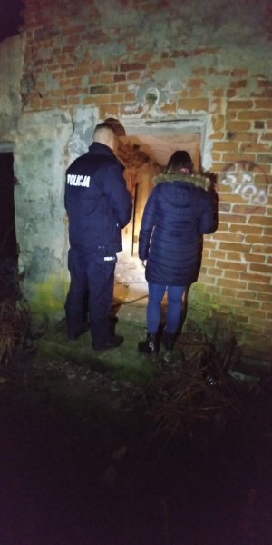 policjant wraz z pracownikiem socjalnym sprawdzają miejsca, gdzie mogą przebywać osoby bezdomne