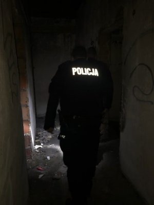 policjant sprawdza miejsca, gdzie mogą przebywać osoby bezdomne