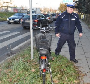 policjant podczas sporządzania oględzin roweru