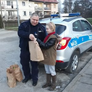 policjant wręcza upominek