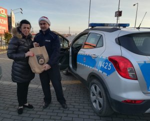 policjant wręcza upominek