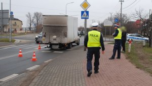 policjanci podczas czynności na miejscu zdarzenia