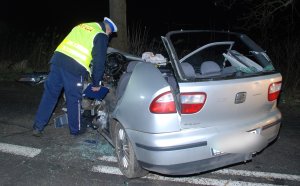 policjant podczas oględzin pojazdu