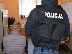 policjant z zatrzymanym podczas czynności