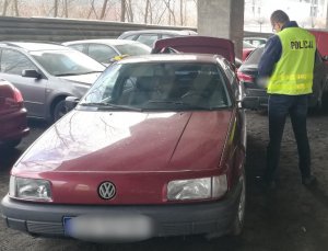 policjant podczas oględzin pojazdu