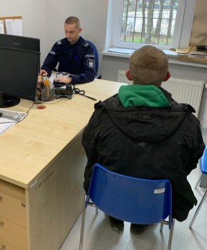 policjant podczas czynności