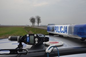 ręczny miernik prędkości i tarcza do zatrzymywania pojazdów będące na wyposażeniu policjantów