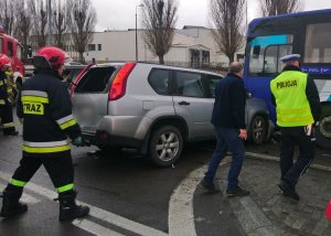 policjant podczas czynności na miejscu zdarzenia