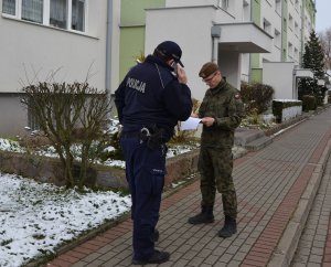 policjant i żołnierz podczas czynności