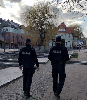 policjanci podczas patrolu pieszego