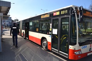 policjant podczas kontroli autobusu