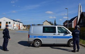 policjanci podczas rozgłaszania komunikatów