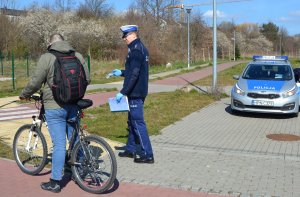 policjant podczas kontroli drogowej