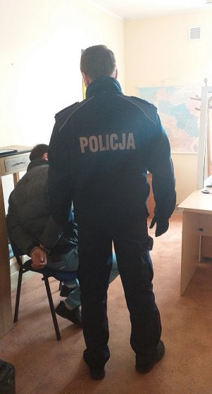 policjant podczas czynności z zatrzymanym