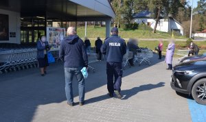 policjant podczas patrolowania rejonu sklepów