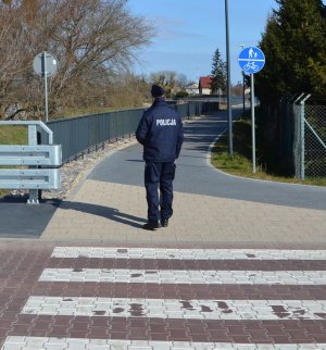 policjant podczas patrolu pieszego