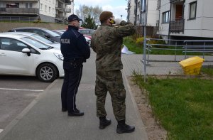 policjant i żołnierz podczas kontroli kwarantanny