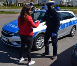 policjanci podczas wręczania maseczki