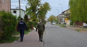 policjant z żołnierzem podczas służby