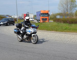 policjant podczas jazdy motocyklem służbowym