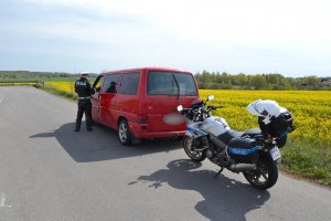 policjant wykonujący kontrolę drogową