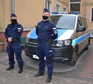 policjanci przy radiowozie