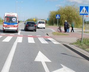 policjant podczas czynności na miejscu zdarzenia drogowego