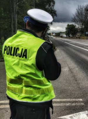 policjant podczas pomiaru prędkości