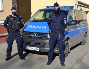 policjanci przy radiowozie