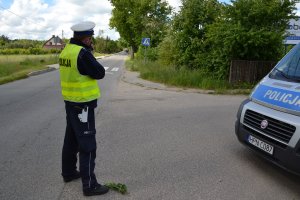 policjant podczas kontroli prędkości