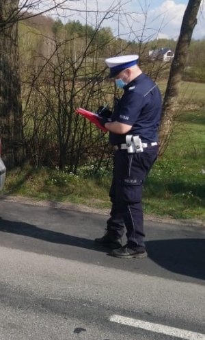 policjant podczas oględzin pojazdu