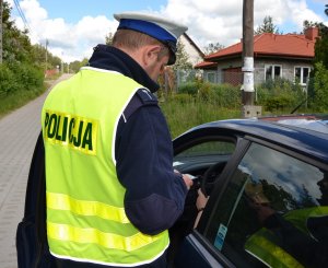 policjant podczas kontroli drogowej