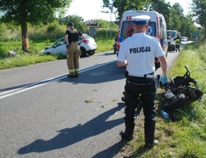 policjant podczas oględzin pojazdu