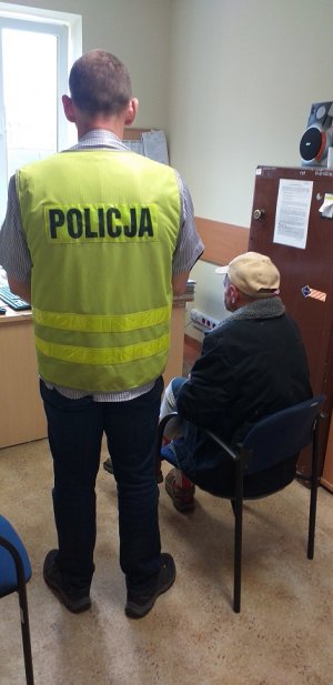 policjant podczas czynności z zatrzymanym