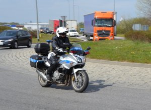 policjant podczas patrolu z wykorzystaniem motocykla służbowego