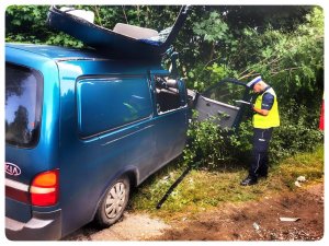 policjant podczas oględzin pojazdu