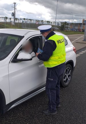 policjant podczas kontroli drogowej