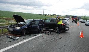 policjant podczas czynności na miejscu zdarzenia