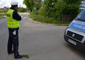 policjant podczas pomiaru prędkości