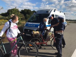 policjant podczas wręczania odblasków