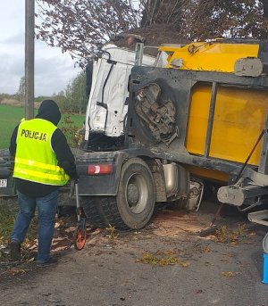 policjant podczas czynności na miejscu zdarzenia