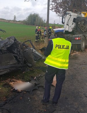 policjant podczas czynności na miejscu zdarzenia